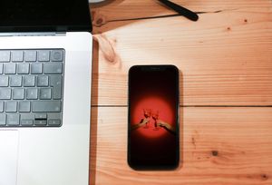 利用 SwiftUI　在 iOS 15 建立一個重複播放的影片背景